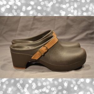 CROCS DUAL COMFORT Womens 8 Slip On Heeled clogs